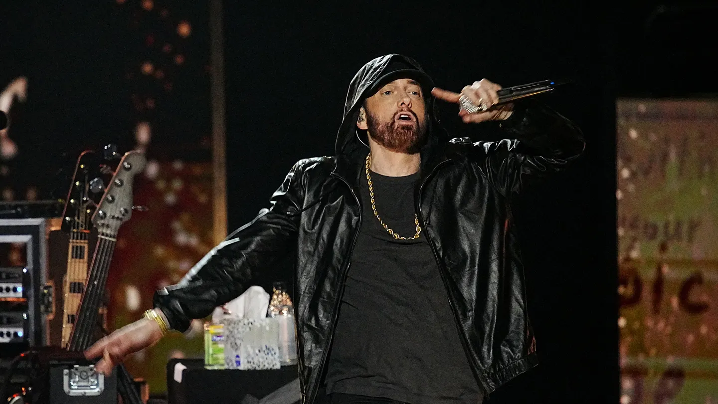 Eminem flips middle finger to 49ers fans during NFC Championship Game loss for his Lions